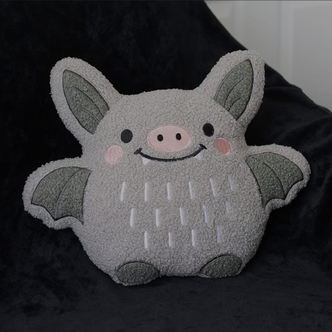Niedliches Bouclé Kissen mit Fledermausmotiv